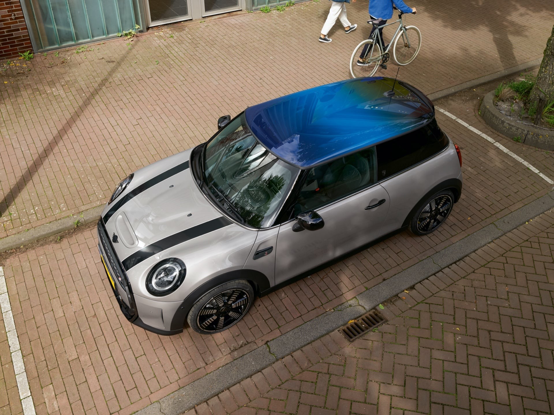 MINI 3-door Hatch – grey and black – panoramic glass sunroof